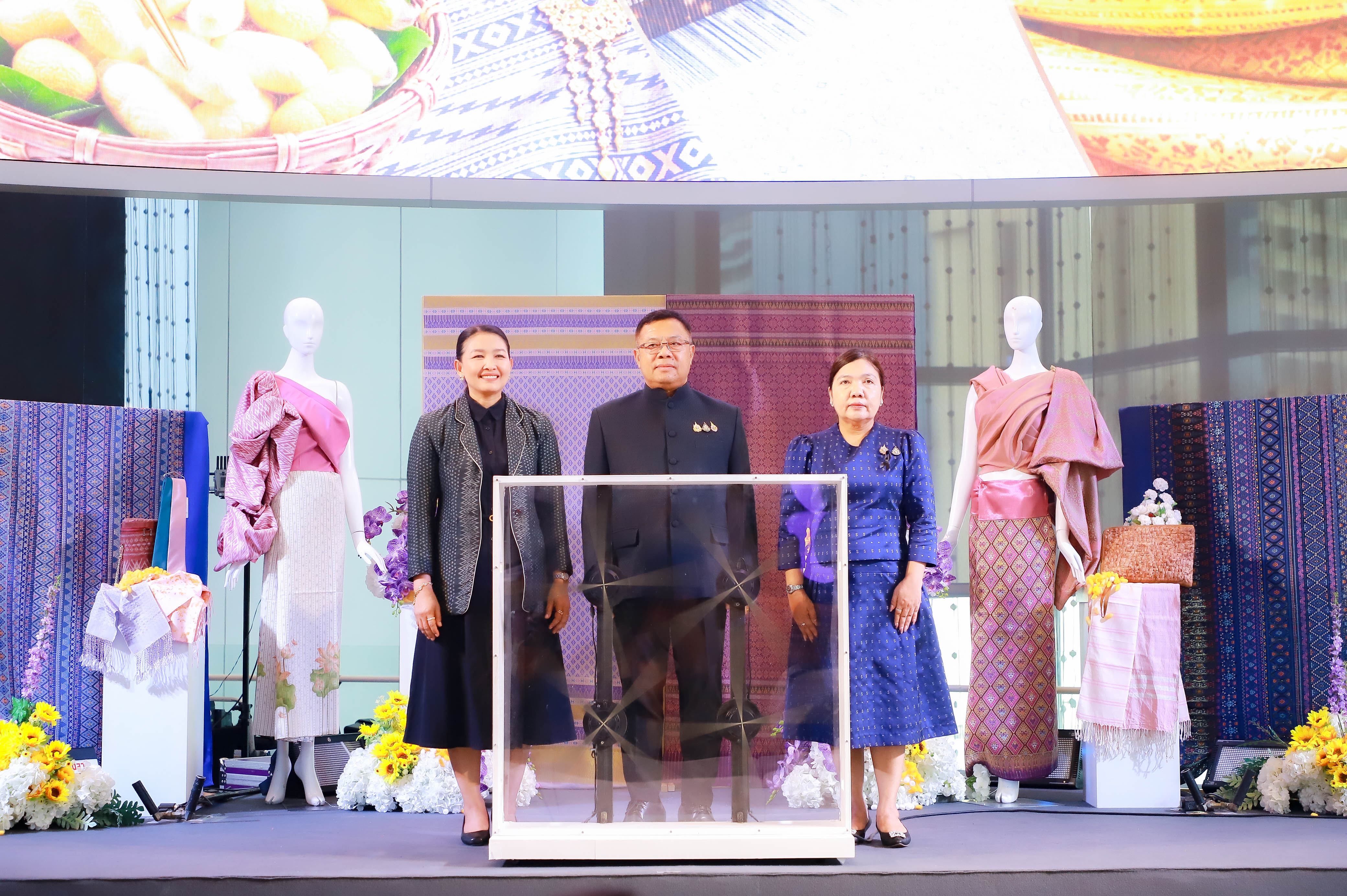 title - ผู้ตรวจราชการ ส.ป.ก. ร่วมพิธีเปิดงานหม่อนไหมสัญจร ณ กรุงเทพมหานครและจังหวัดนนทบุรี ครั้งที่ 3